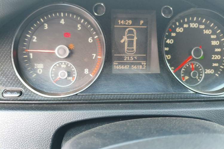 Used Volkswagen Magotan 2013 1.8TSI Luxury Model Odometer Close Up
