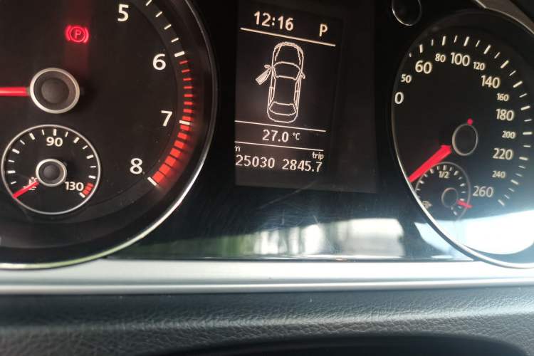 Used Volkswagen Magotan 2013 1.8TSI Premier Model Odometer Close Up
