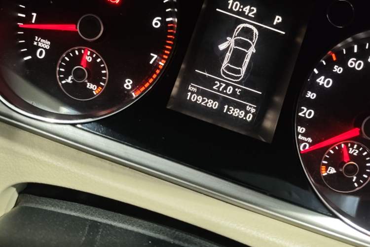 Used Volkswagen Magotan 2013 1.8TSI Premier Model Odometer Close Up