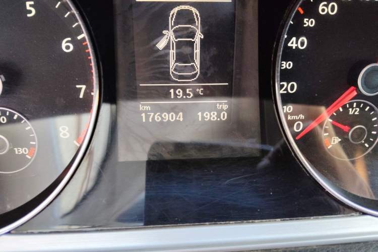 Used Volkswagen Magotan 2013 1.8TSI Premier Model Odometer Close Up