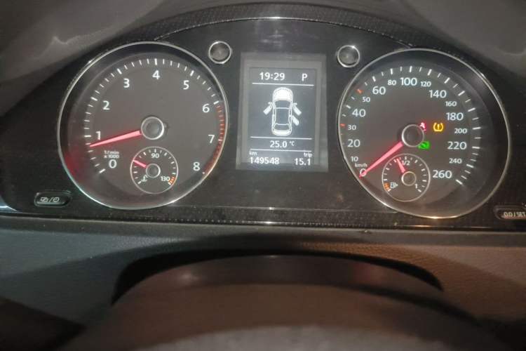 Used Volkswagen Magotan 2013 1.8TSI Luxury Model Odometer Close Up