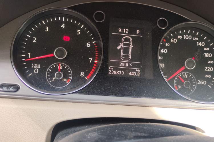 Used Volkswagen Magotan 2013 1.8TSI Luxury Model Odometer Close Up