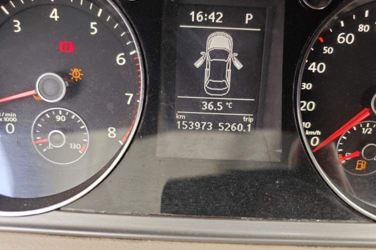 Used Volkswagen Magotan 2013 1.8TSI Premier Model Odometer Close Up