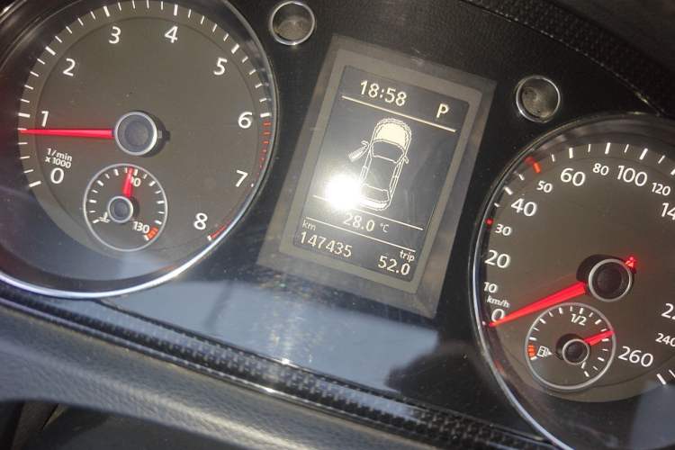 Used Volkswagen Magotan 2013 1.8TSI Luxury Model Odometer Close Up