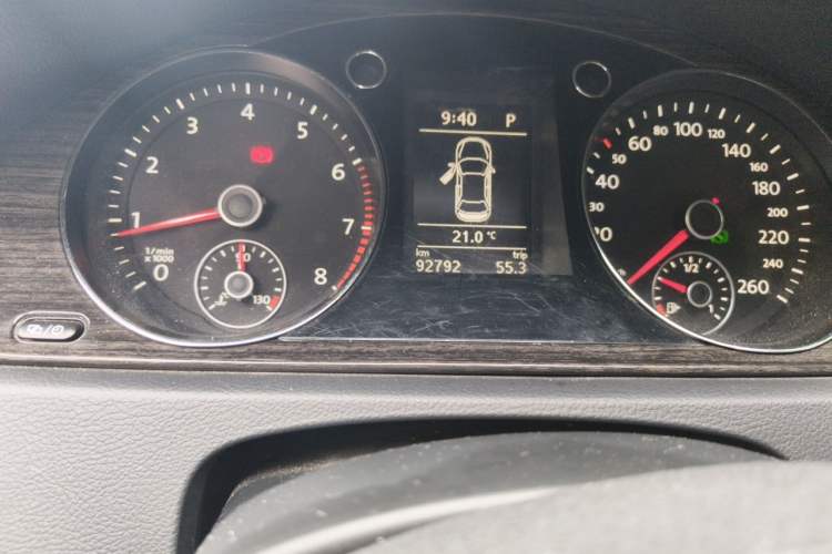 Used Volkswagen Magotan 2013 2.0 TSI Prestige Model Odometer Close Up