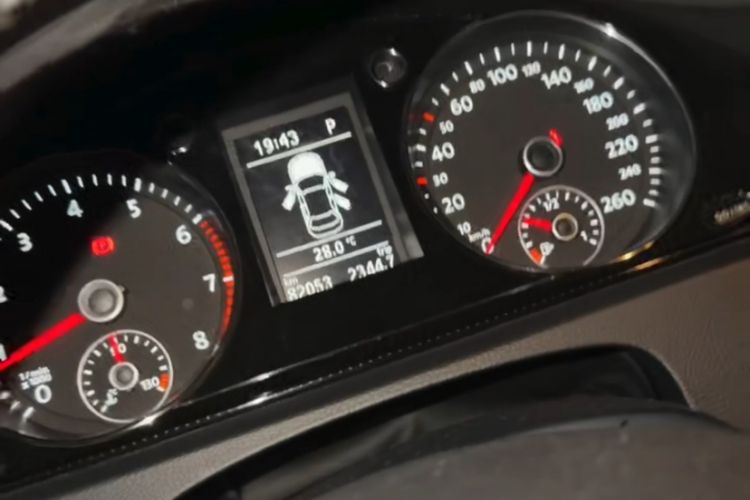 Used Volkswagen Magotan 2013 2.0 TSI Luxury Model Odometer Close Up