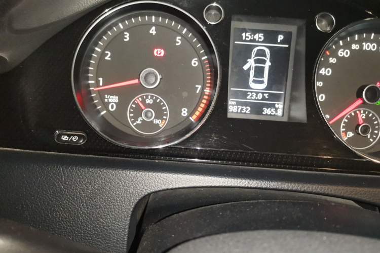 Used Volkswagen Magotan 2013 2.0 TSI Luxury Model Odometer Close Up
