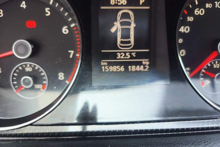 Used Volkswagen Magotan 2013 1.8TSI Comfort Model Odometer Close Up
