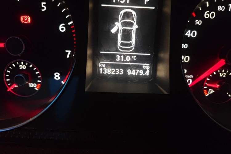 Used Volkswagen Magotan 2013 1.8TSI Luxury Model Odometer Close Up