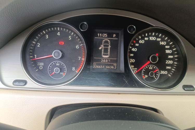 Used Volkswagen Magotan 2013 1.8TSI Luxury Model Odometer Close Up