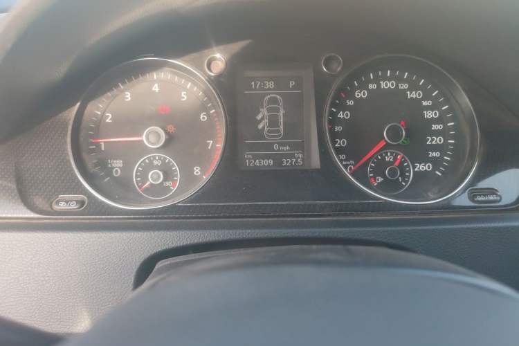 Used Volkswagen Magotan 2013 2.0 TSI Luxury Model Odometer Close Up