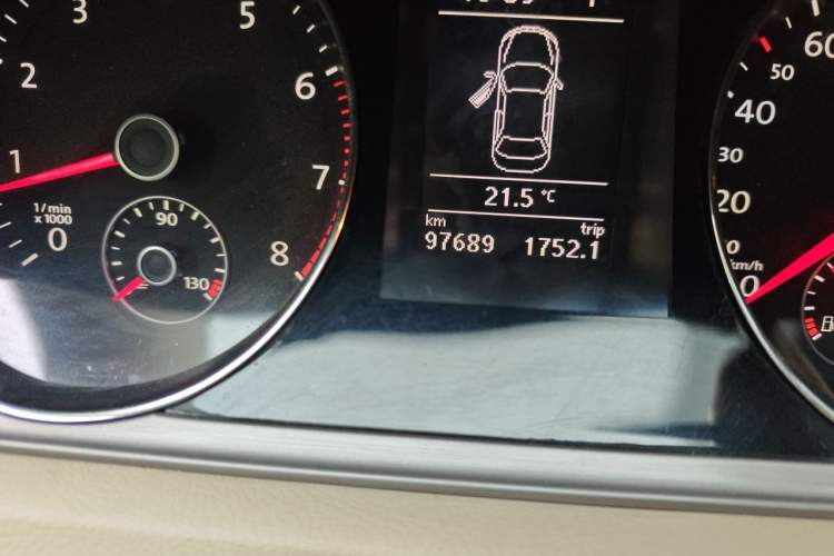 Used Volkswagen Magotan 2013 1.8TSI Luxury Model Odometer Close Up