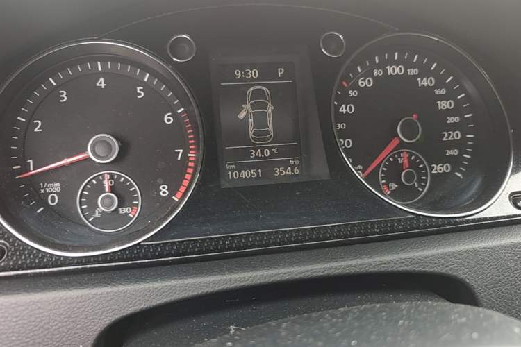 Used Volkswagen Magotan 2013 1.8TSI Luxury Model Odometer Close Up