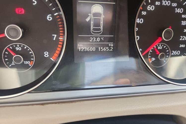 Used Volkswagen Magotan 2013 1.8TSI Luxury Model Odometer Close Up