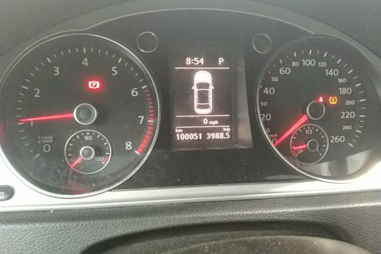 Used Volkswagen Magotan 2013 1.8TSI Premier Model Odometer Close Up