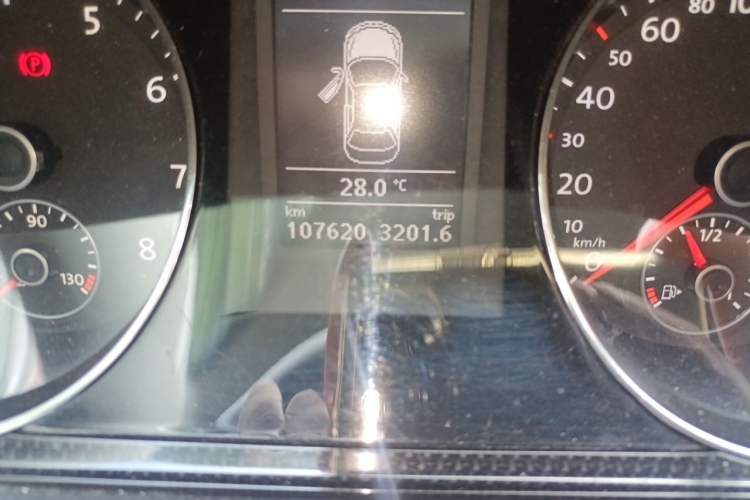 Used Volkswagen Magotan 2013 2.0 TSI Luxury Model Odometer Close Up