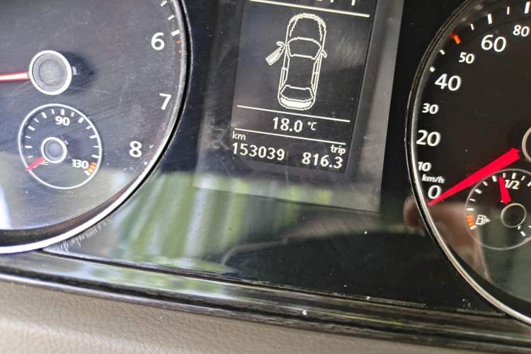 Used Volkswagen Magotan 2013 1.8TSI Prestige Model Odometer Close Up
