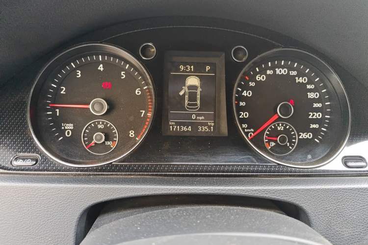 Used Volkswagen Magotan 2013 1.8TSI Luxury Model Odometer Close Up