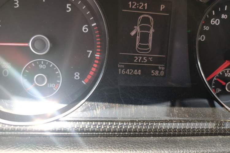 Used Volkswagen Magotan 2013 2.0 TSI Luxury Model Odometer Close Up
