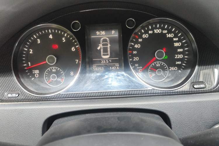 Used Volkswagen Magotan 2013 2.0 TSI Luxury Model Odometer Close Up