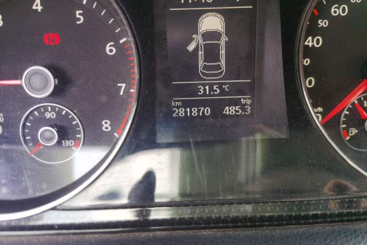 Used Volkswagen Magotan 2013 1.8TSI Luxury Model Odometer Close Up