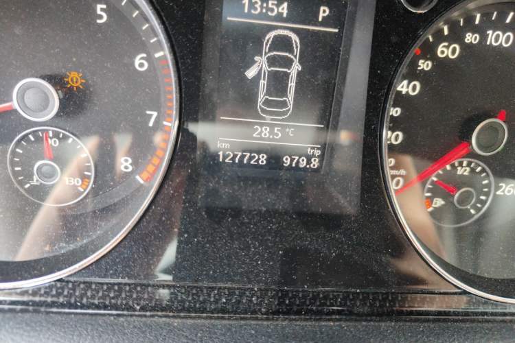 Used Volkswagen Magotan 2013 1.8TSI Luxury Model Odometer Close Up