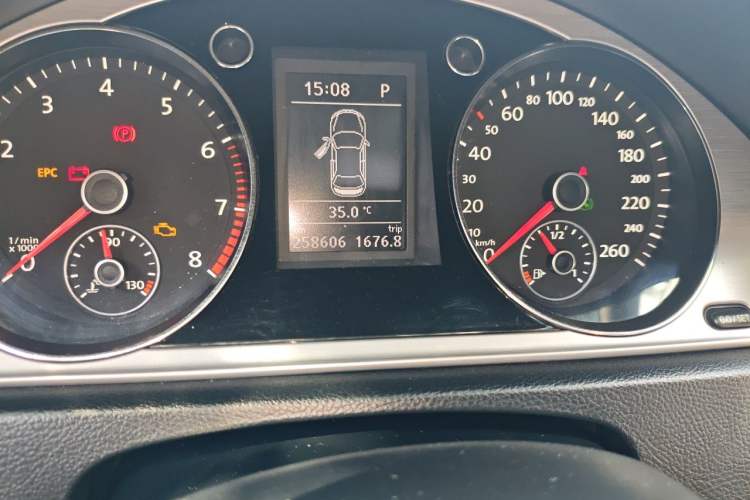 Used Volkswagen Magotan 2013 1.8TSI Premier Model Odometer Close Up