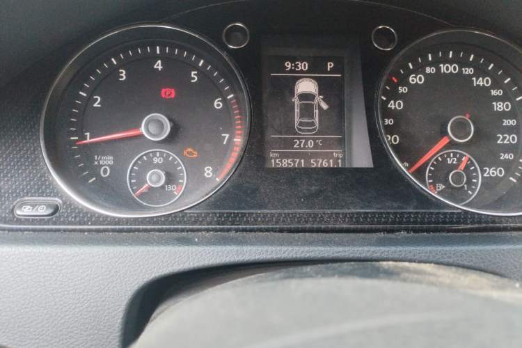 Used Volkswagen Magotan 2013 1.8TSI Luxury Model Odometer Close Up