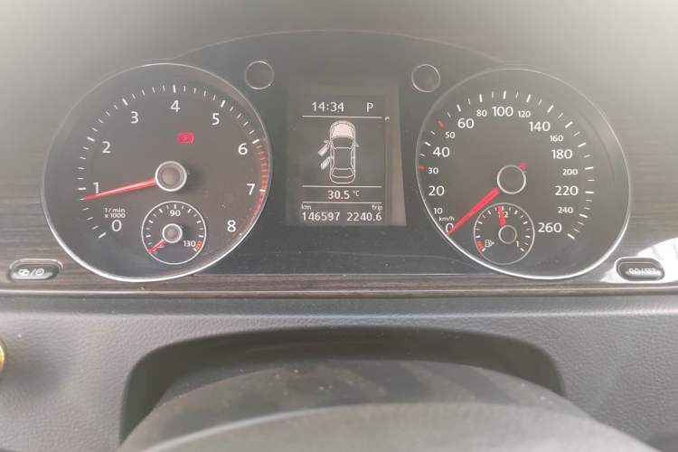 Used Volkswagen Magotan 2013 1.8TSI Prestige Model Odometer Close Up