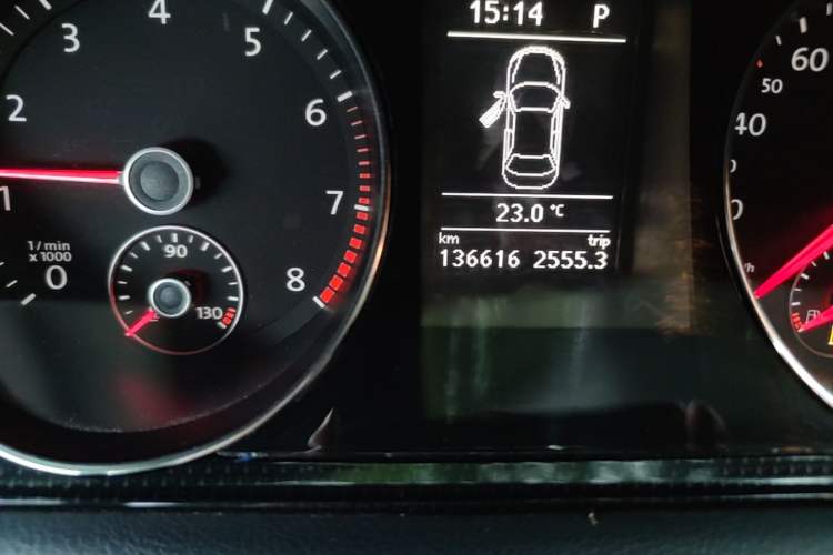 Used Volkswagen Magotan 2013 1.8TSI Luxury Model Odometer Close Up