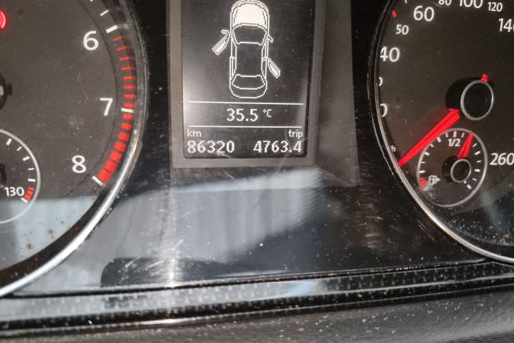 Used Volkswagen Magotan 2013 2.0 TSI Luxury Model Odometer Close Up