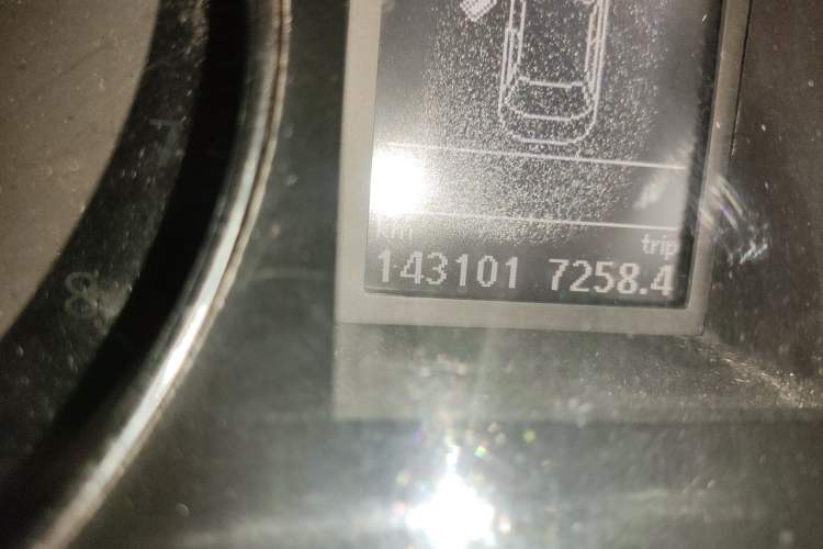 Used Volkswagen Magotan 2013 2.0 TSI Prestige Model Odometer Close Up