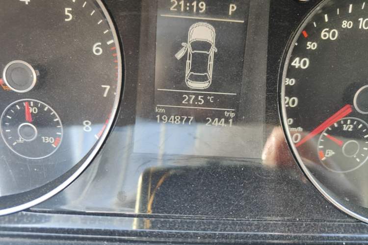 Used Volkswagen Magotan 2013 2.0 TSI Luxury Model Odometer Close Up