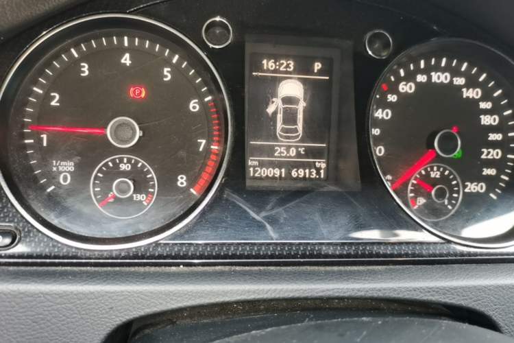 Used Volkswagen Magotan 2013 1.8TSI Luxury Model Odometer Close Up