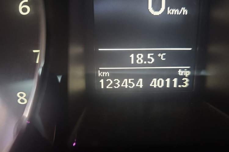 Used Volkswagen Magotan 2013 2.0 TSI Prestige Model Odometer Close Up