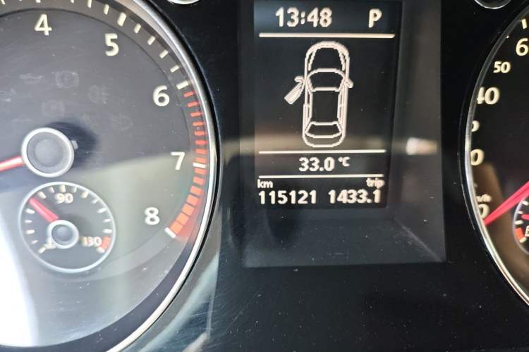 Used Volkswagen Magotan 2013 2.0 TSI Prestige Model Odometer Close Up