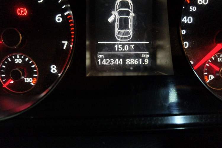 Used Volkswagen Magotan 2013 2.0 TSI Luxury Model Odometer Close Up