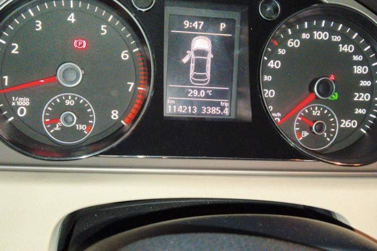 Used Volkswagen Magotan 2013 1.8TSI Premier Model Odometer Close Up