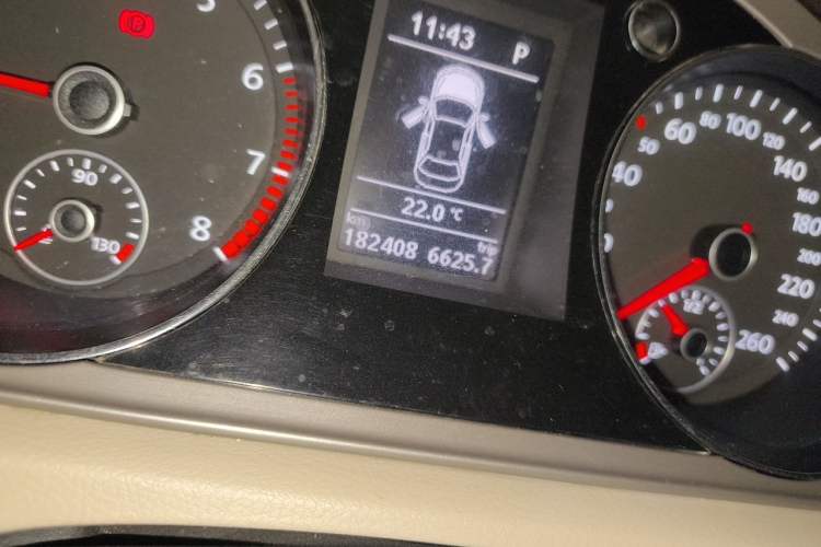 Used Volkswagen Magotan 2013 1.8TSI Premier Model Odometer Close Up