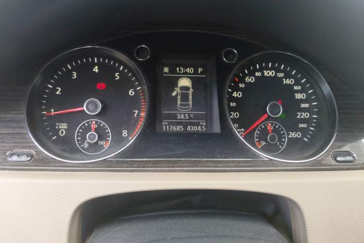 Used Volkswagen Magotan 2013 2.0 TSI Prestige Model Odometer Close Up