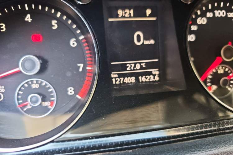 Used Volkswagen Magotan 2013 2.0 TSI Luxury Model Odometer Close Up