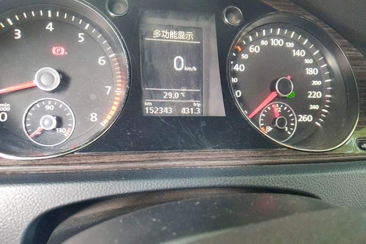 Used Volkswagen Magotan 2013 2.0 TSI Prestige Model Odometer Close Up