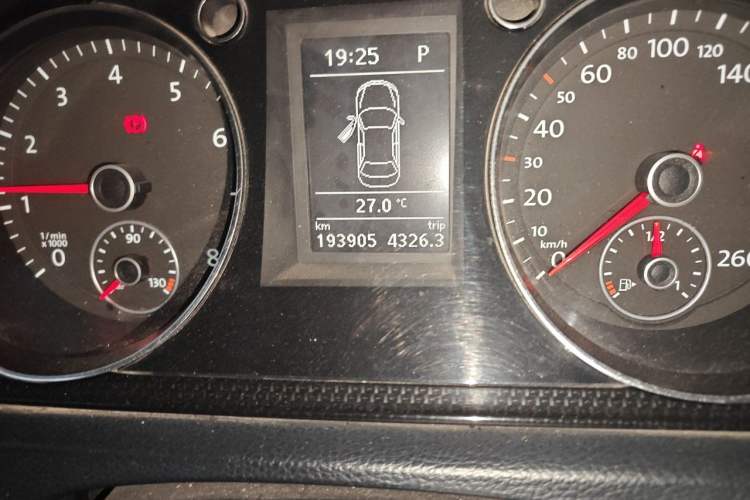 Used Volkswagen Magotan 2013 1.8TSI Luxury Model Odometer Close Up