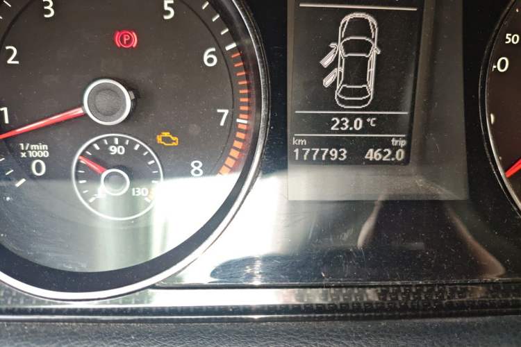 Used Volkswagen Magotan 2013 1.8TSI Luxury Model Odometer Close Up