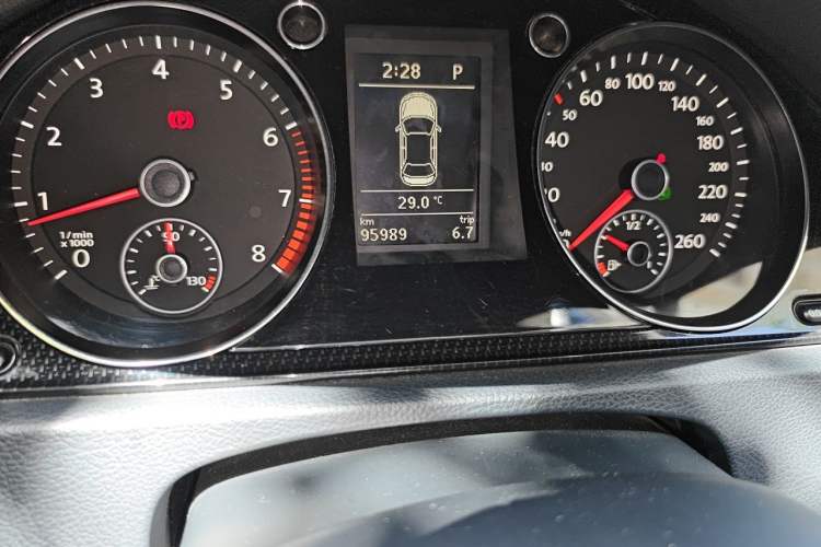 Used Volkswagen Magotan 2013 1.8TSI Luxury Model Odometer Close Up