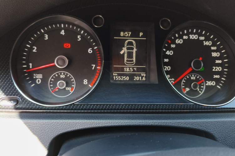 Used Volkswagen Magotan 2013 1.8TSI Luxury Model Odometer Close Up