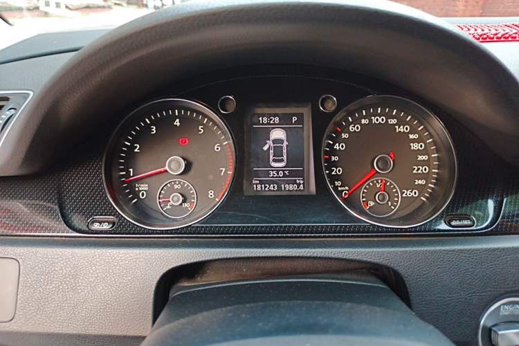 Used Volkswagen Magotan 2013 1.8TSI Luxury Model Odometer Close Up
