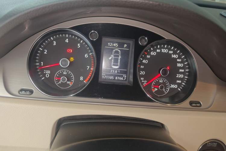 Used Volkswagen Magotan 2013 1.8TSI Premier Model Odometer Close Up