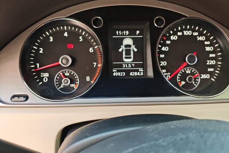 Used Volkswagen Magotan 2013 1.8TSI Premier Model Odometer Close Up