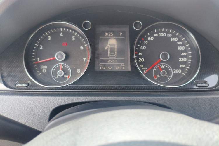 Used Volkswagen Magotan 2013 2.0 TSI Luxury Model Odometer Close Up